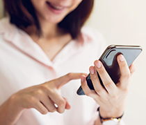 Frau nutzt Smartphone